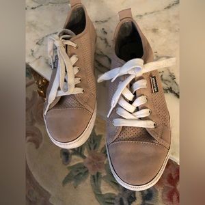 Tommy Hilfiger women’s mauve sneakers size 7.5